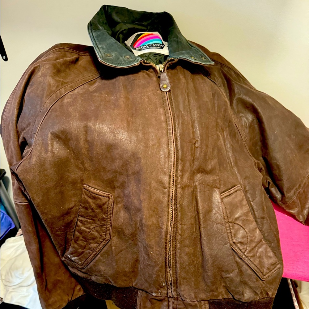 New Castle Vintage Lesther Coat in Fantastic Condition. Heavy Leather Coat